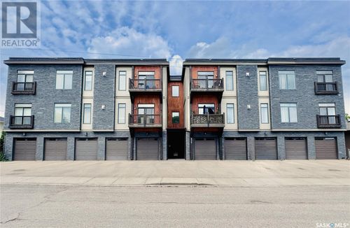 936 Montgomery St, Moose Jaw, SK, S6H2W8 | Card Image