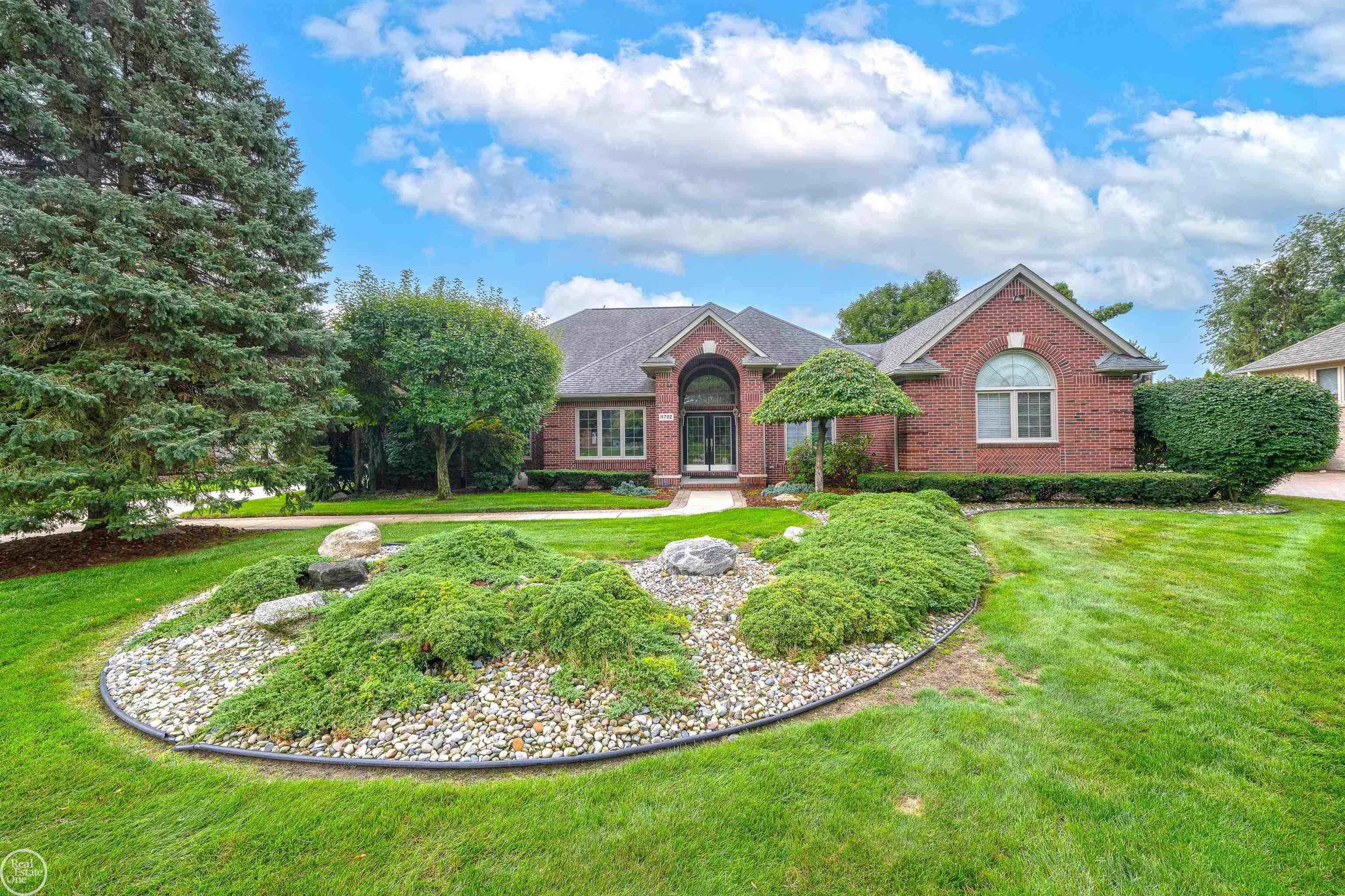 Forest Glen Ln, Shelby Township, MI 48315