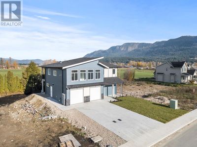 2217 Heitman St, House other with 5 bedrooms, 4 bathrooms and 2 parking in Enderby BC | Image 2