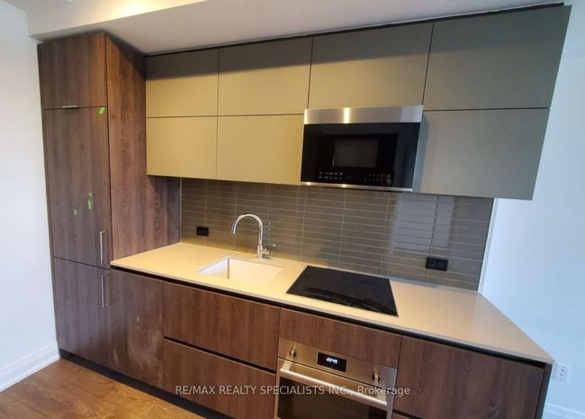 810 - 21 Park St E, Condo with 2 bedrooms, 1 bathrooms and null parking in Mississauga ON | Image 5