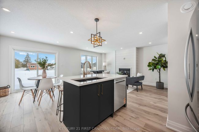 483 Huron St, House other with 3 bedrooms, 3 bathrooms and 2 parking in Wyoming ON | Image 10