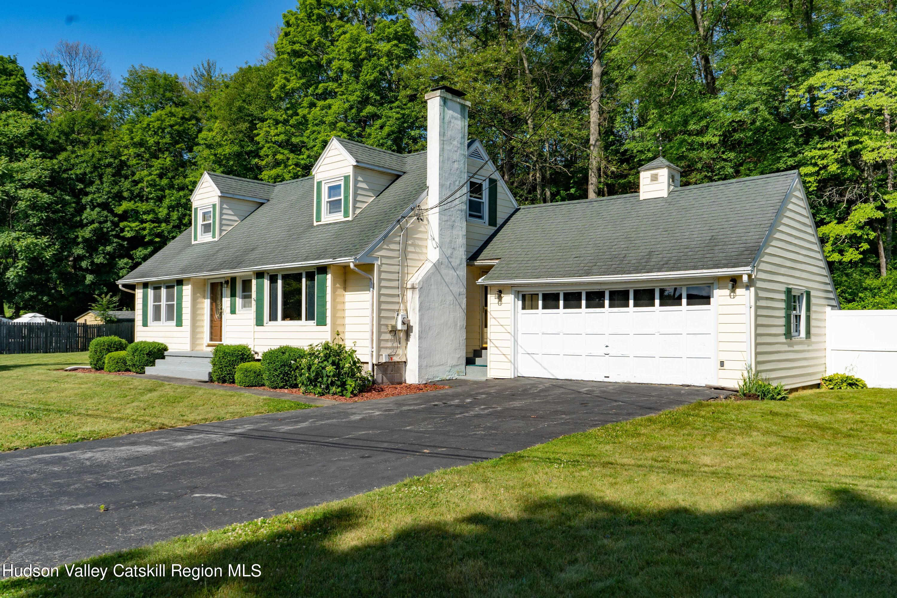 Circle Dr, Hyde Park, NY 12538