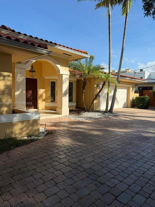 hse-2015 Arch Creek Dr, North Miami, FL, 33181-2114 | Card Image