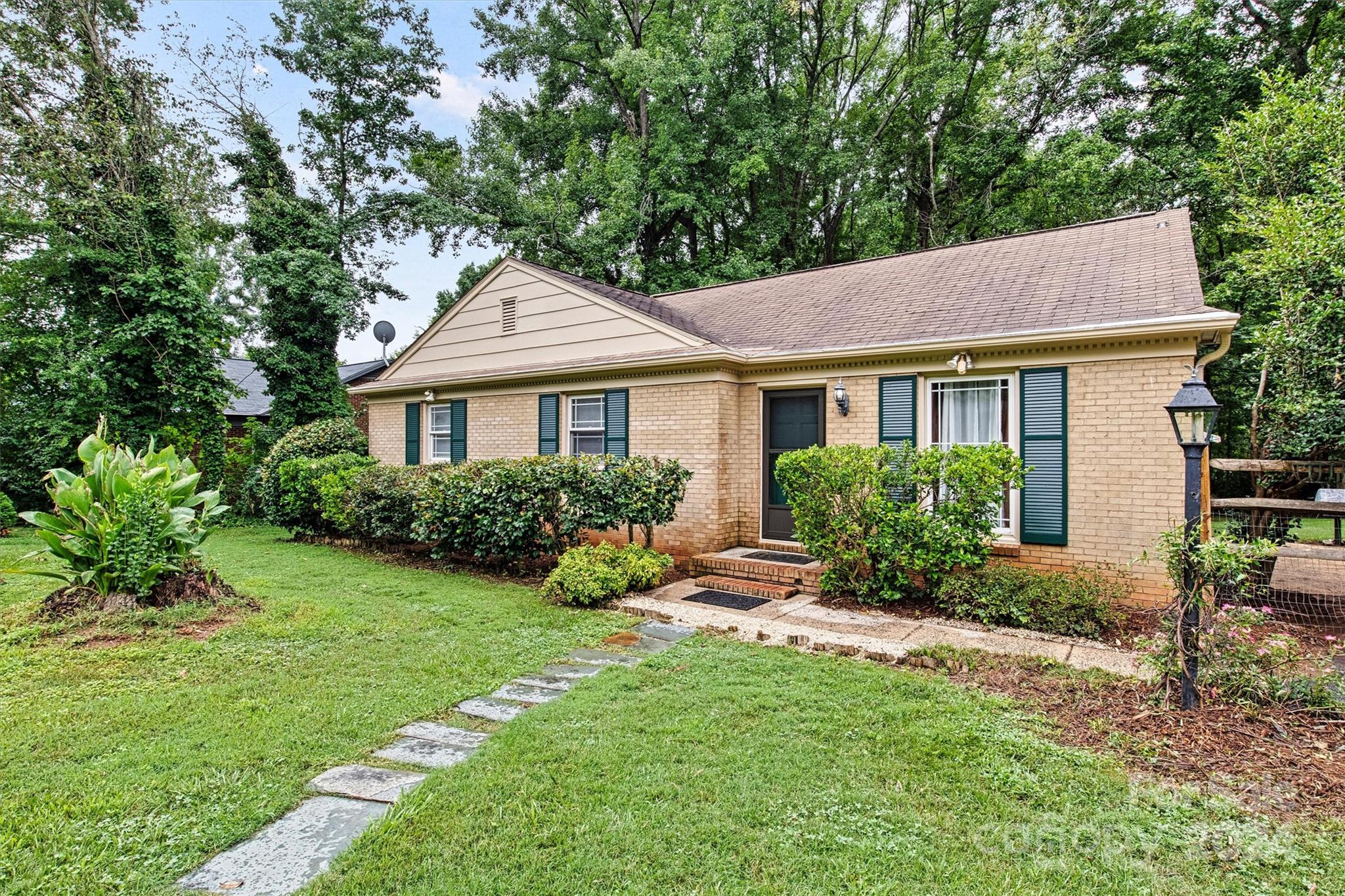 Hollirose Dr, Charlotte, NC 28227