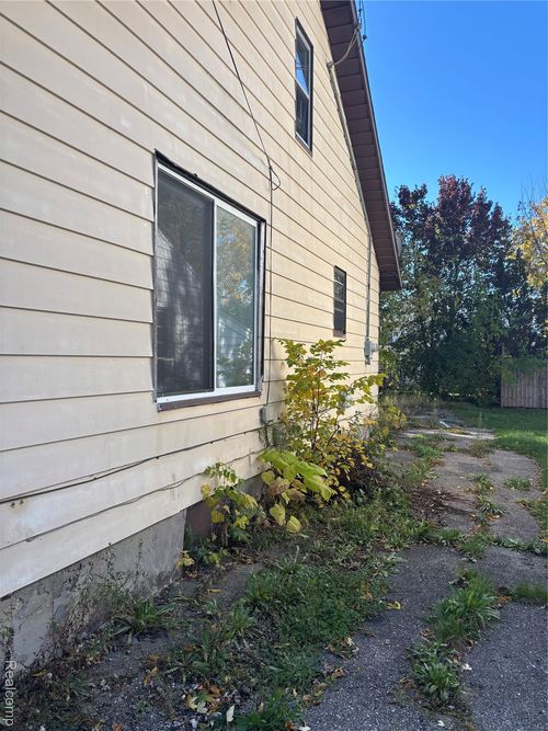 1202 Knapp Ave, Flint, MI, 48503-3295 | Card Image