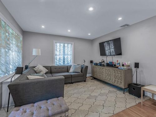 18 Ashland Ave, New Hyde Park, NY, 11040-3907 | Card Image