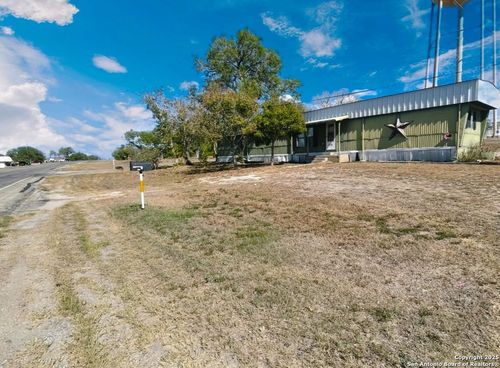 718 Loop 17, Karnes City, TX, 78118-2227 | Card Image