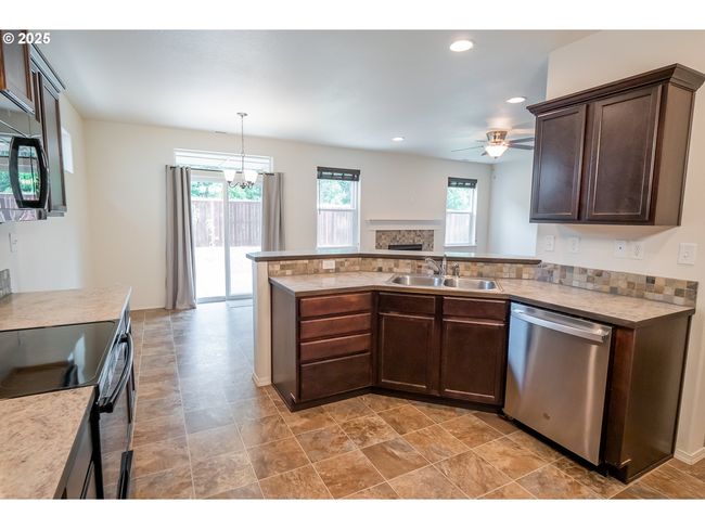 1067 S 55 Th St, House other with 3 bedrooms, 2 bathrooms and 2 parking in Springfield OR | Image 8