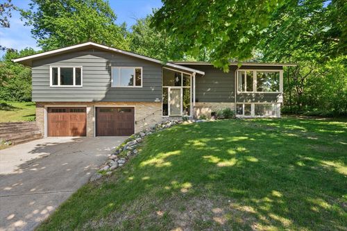 N89W17089 Highland Court, Menomonee Falls, WI, 53051 | Card Image