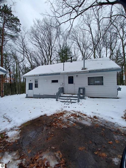 2520 Oak St, National City, MI, 48748-9402 | Card Image