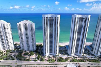 4205 - 16001 Collins Ave, Condo with 2 bedrooms, 2 bathrooms and null parking in Sunny Isles Beach FL | Image 2