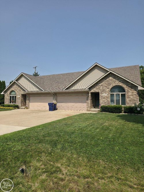 33527 Roselawn St, Chesterfield, MI, 48047-3451 | Card Image