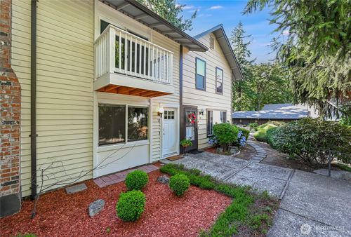 apt-18-1717 150th Ave Se, Bellevue, WA, 98007-6855 | Card Image