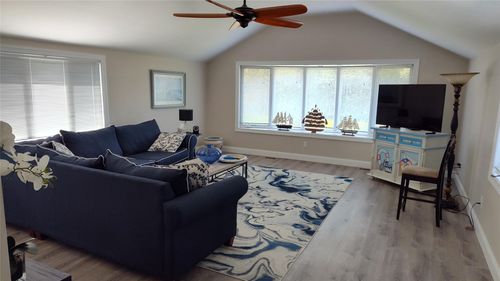 1 Washington Ave E, Hampton Bays, NY, 11946-1520 | Card Image