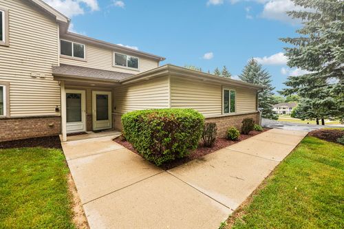 842 Evergreen Dr, Hartford, WI, 53027-2456 | Card Image