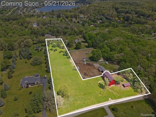 2352 Meadowood Lane, Milford Charter Township, MI, 48380 | Card Image