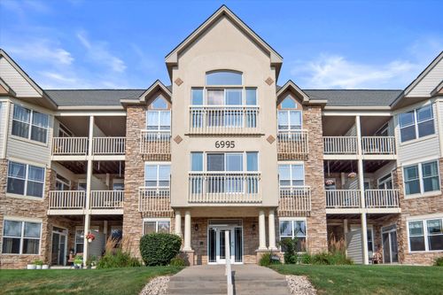 6995 S Riverwood Blvd, Franklin, WI, 53132-8011 | Card Image