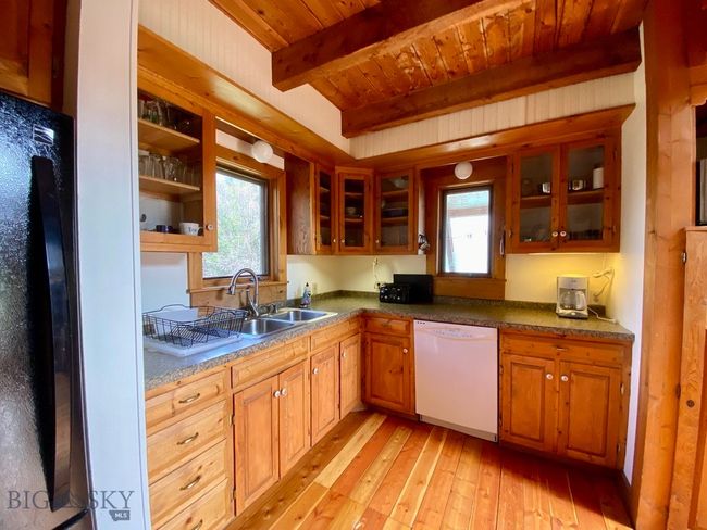 Grizzly Meadows Cottage Kitchen | Image 25