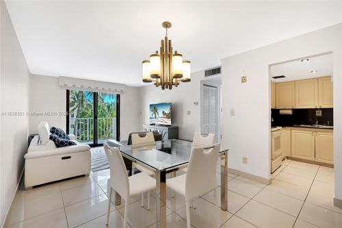 apt-410-4301 Collins Ave, Miami Beach, FL, 33140-3242 | Card Image