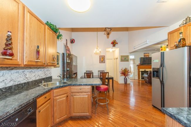 17 Suzanne Dr, Townhouse with 3 bedrooms, 3 bathrooms and null parking in Flemington NJ | Image 5
