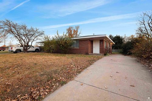 2635-2633-2635 Claflin Rd, Manhattan, KS, 66502-2742 | Card Image