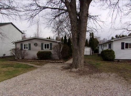 2876 Stennett St, Keego Harbor, MI, 48320-1138 | Card Image