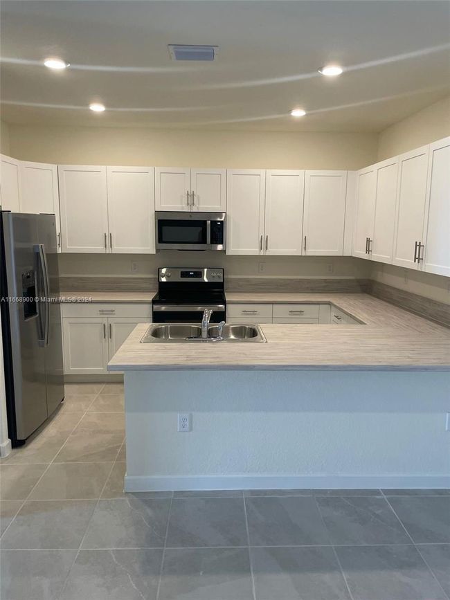 3415 W 112 Th Ter, Townhouse with 3 bedrooms, 3 bathrooms and null parking in Hialeah FL | Image 5