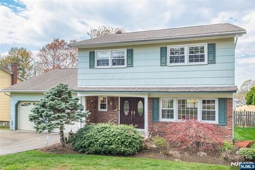 17 Schirra Dr, Wanaque, NJ, 07465-1038 | Card Image