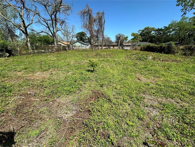 249 S Main St, House other with 3 bedrooms, 2 bathrooms and 2 parking in Clute TX | Image 7