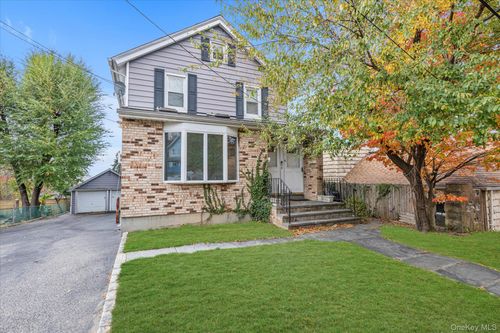 8 Jackson St, Glen Cove, NY, 11542-1799 | Card Image