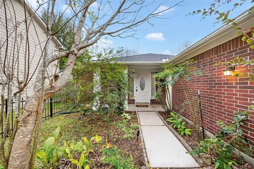 2135 Falling Oaks Rd, Houston, TX, 77038-4016 | Card Image