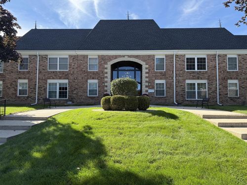 206-2101 Chateau Ct, Grafton, WI, 53024-2562 | Card Image
