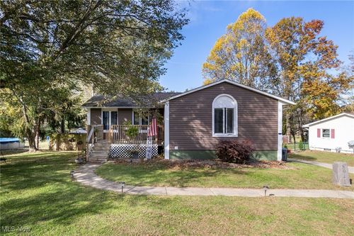 8941 Shoemaker Ave Nw, Canal Fulton, OH, 44614-9367 | Card Image