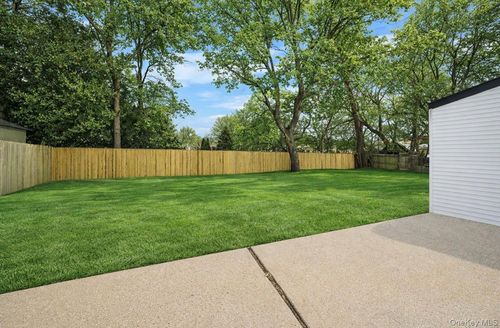 10 Linda Ln, Central Islip, NY, 11722-2103 | Card Image