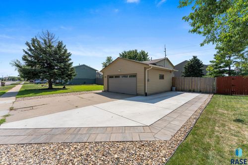 5519 W Dardanella Rd, Sioux Falls, SD, 57106-3410 | Card Image