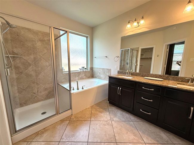 Primary Bathroom | Image 12