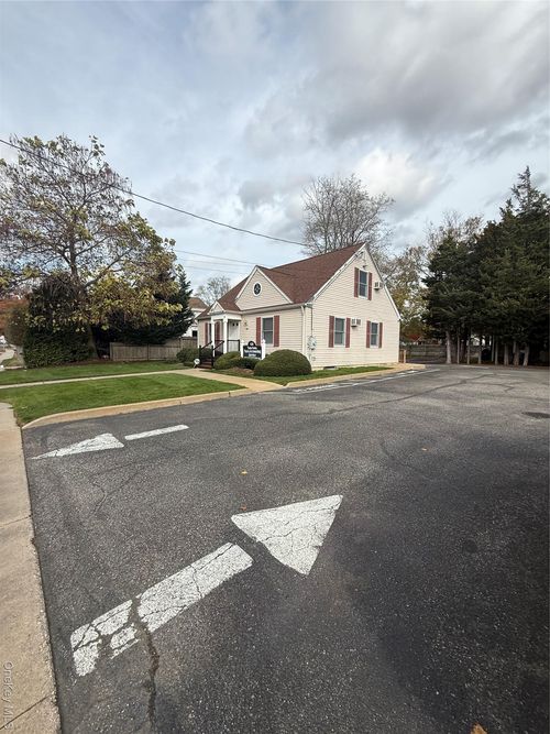 420 Osborn Ave, Riverhead, NY, 11901-3032 | Card Image