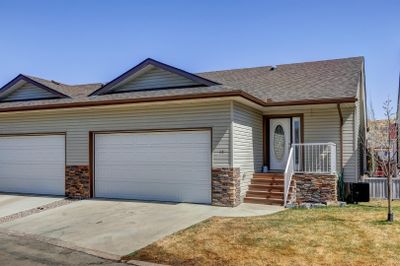 17 Garden Way, Home with 2 bedrooms, 2 bathrooms and 2 parking in Drumheller AB | Image 2