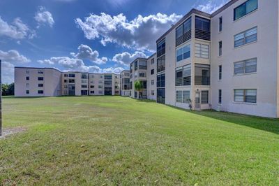 108 - 9300 Sw 8th Street, Condo with 2 bedrooms, 2 bathrooms and null parking in Boca Raton FL | Image 2