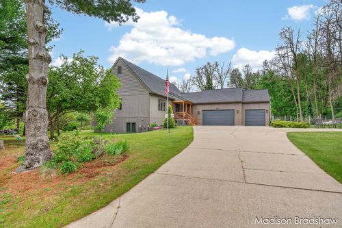 30 Whistling Pines Ln Nw, Sparta, MI, 49345-9585 | Card Image