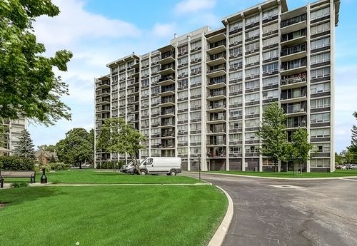 1i-8809 W Golf Road, Niles, IL, 60714 | Card Image