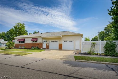 32204 Glen Arden Dr, Willowick, OH, 44095-3245 | Card Image