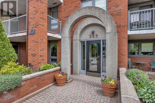302-939 N River Rd, Ottawa, ON, K1K3V2 | Card Image