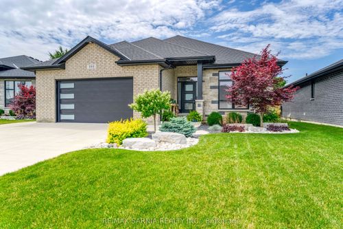 393 Bayhill Dr, Corunna, ON, N0N1G0 | Card Image