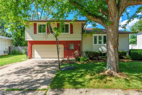 13548 Holland Rd, Brook Park, OH, 44142-3915 | Card Image