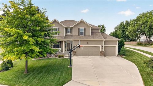 4401 Ne Gateway Dr, Lee's Summit, MO, 64064-7805 | Card Image