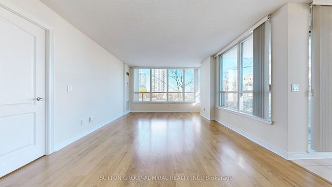 204 - 60 Disera Dr, Condo with 2 bedrooms, 2 bathrooms and null parking in Vaughan ON | Image 5