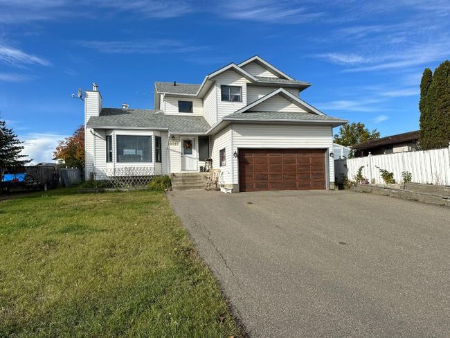 10010 85 Street, Home with 3 bedrooms, 3 bathrooms and 4 parking in Peace River AB | Image 1