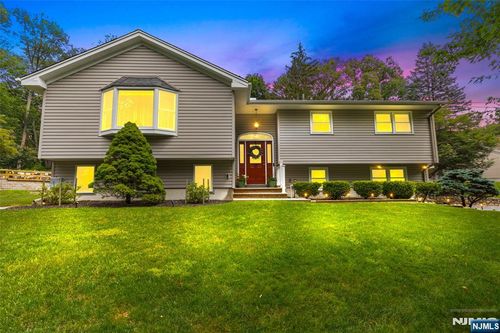 105 Grove St, Oakland, NJ, 07436-2506 | Card Image