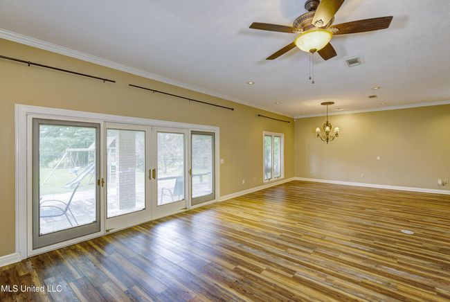 Living and Dining Area | Image 15